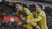 Para pemain Tottenham merayakan gol yang dicetak Harry Kane ke gawang Southampton pada laga Premier League, Inggris, Kamis (29/12/2016). Tottenham menang 4-1 atas Southampton. (Reuters/Matthew Childs)