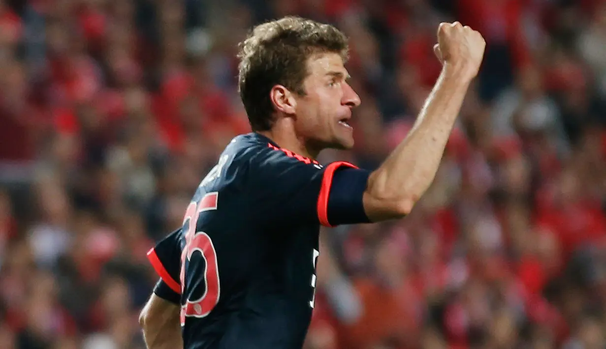 Penyerang Muenchen, Thomas Muller melakukan selebrasi usai mencetak gol kegawang Benfica di leg kedua Liga Champions di Stadion Da Luz, Portugal (14/4). Muenchen lolos ke semifinal usai mengalahkan Benfica dengan agregat 3-2. (Reuters/Rafael Marchante)