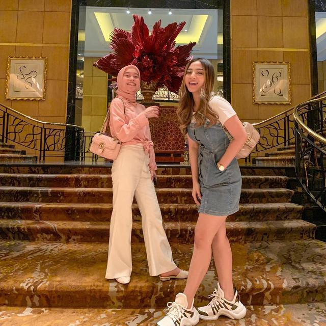 6 Potret Kebersamaan Lesty Kejora dan Margin Wieheerm, Bak Saudara Kandung