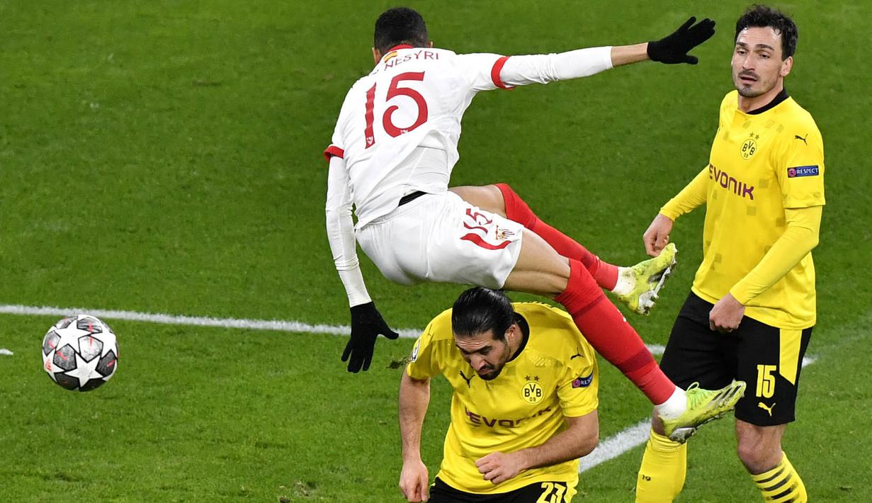 Pemain Borussia Dortmund, Emre Can, berebut bola dengan pemain Sevilla, Youssef En-Nesyri, pada laga Liga Champions di Stadion Signal Iduna Park, Rabu (10/3/2021). Kedua tim bermain imbang 2-2. (AP Photo/Martin Meissner, Pool)
