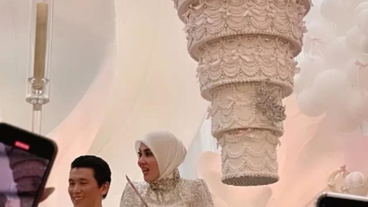 Gaun Berkilau Syahrini di Pesta Ultah ke-45 yang Dihadiri Jajaran Desainer Kenamaan Indonesia