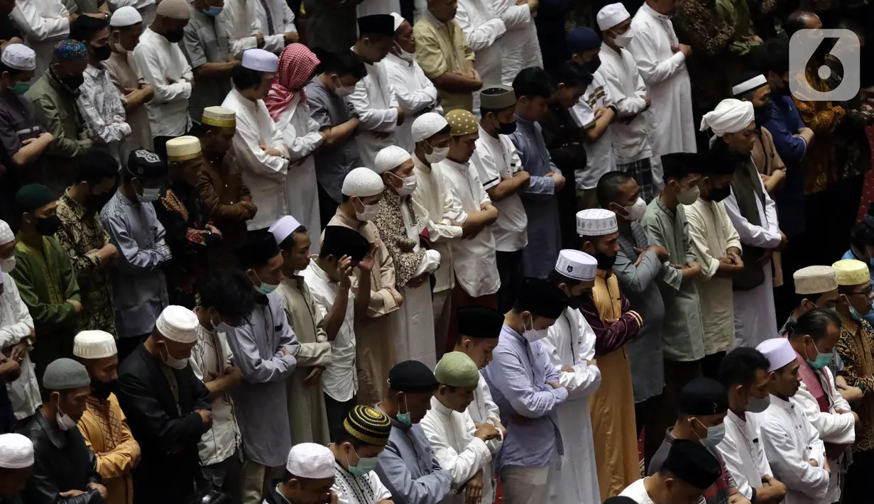 <p>Umat muslim melaksanakan sholat Idul Fitri di Masjid Istiqlal, Jakarta, Senin (2/5/2022). Ribuan umat muslim melaksanakan sholat Idul Fitri 1443 H dengan penuh khidmat. (Liputan6.com/Helmi Fithriansyah)</p>