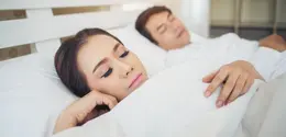 Dengan tidur di jam yang sama dan berani serta jujur dapat meningkatkan kekuatan cinta suami istri, lho, Sahabat FImela! [Dok/freepik.com/jcomp]