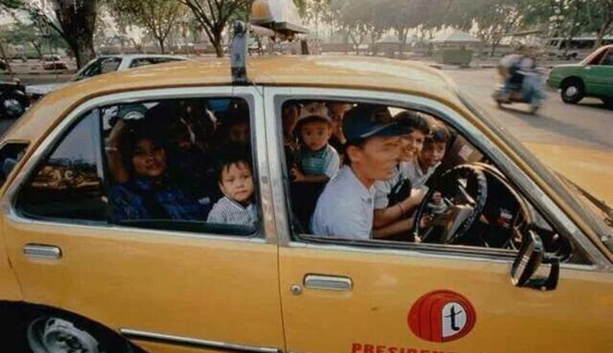President Taxi penuh sesak dengan penumpang. (Source: id.pinterest.com)