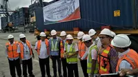 PT Pelabuhan Indonesia I (Persero) melaksanakan kegiatan pengapalan perdana ekspor sebanyak 180 box atau 205 TEUs di Kuala Tanjung Multipurpose Terminal (KTMT), Sumatera Utara. Liputan6.com/Septian Deny
