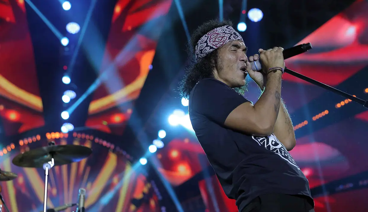 Grup musik Slank yang dibangun sejak 26 Desember 1983, mulai menularkan pesan positif disetiap aksi panggungnya. Grup yang dikenal memiliki banyak penggemar setia, Slankers itu terkenal sering membuat onar dan susah diatur. (Deki Prayoga/Bintang.com)