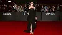 Dian Sastrowardoyo dan Keanggunan Gaun Hitam Wilsen Willim di Festival Film Internasional Busan 2026