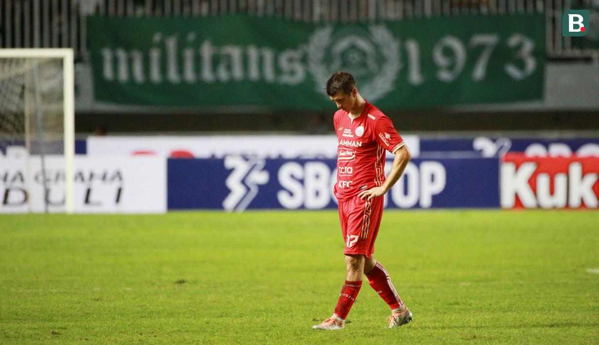 Pemain Persija Jakarta, Ondrej Kudela, tertunduk lesu usai ditahan imbang Persikabo 1973 pada laga pekan keempat BRI Liga 1 2022/2023 di Stadion Pakansari, Kabupaten Bogor, Minggu (14/8/2022). (Bola.com/M Iqbal Ichsan)