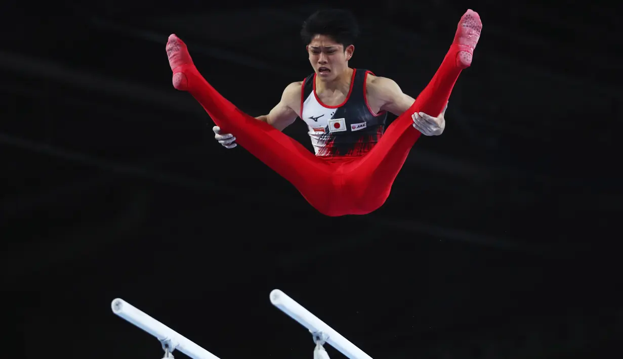 Pesenam Jepang, Kakeru Tanigawa melakukan senam palang bertingkat pada Kejuaraan Dunia Senam di Stuttgart, Jerman, Rabu (9/9/2019). Ini untuk ketiga kalinya Stuttgart menjadi tuan rumah bagi ajang yang digelar mulai 4 Oktober sampai 13 Oktober mendatang. (AP/Matthias Schrader)