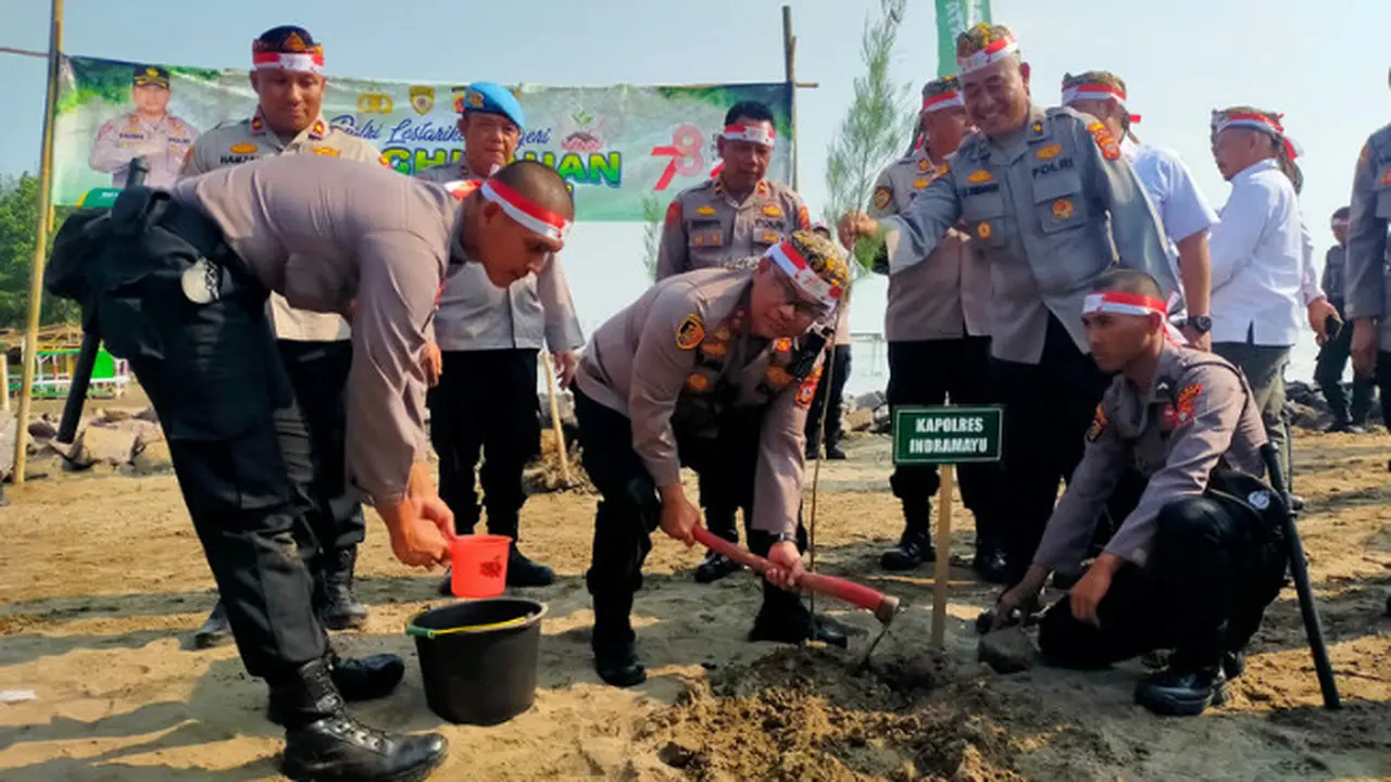Ratusan Polisi di Indramayu Ikut Pecahkan Rekor MURI Penanaman 21 Juta Pohon Terbanyak