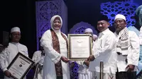 Representatif Museum Rekor Indonesia (MURI) Sri Widayati (Kanan) serahkan piagam MURI kepada Bupati Situbondo Karna suswandi (Kiri) (Istimewa)