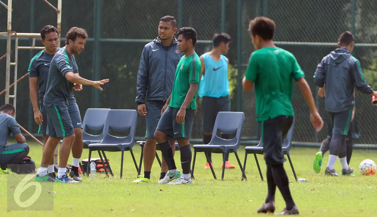 Pelatih Timnas Indonesia U-22, Luis Milla Aspas (kedua kiri) memberi arahan pada timnya usai laga uji coba di Lapangan SPH Karawaci, Tangerang, Selasa (25/4). Timnas Indonesia U-22 unggul 2-1. (Liputan6.com/Helmi Fithriansyah)