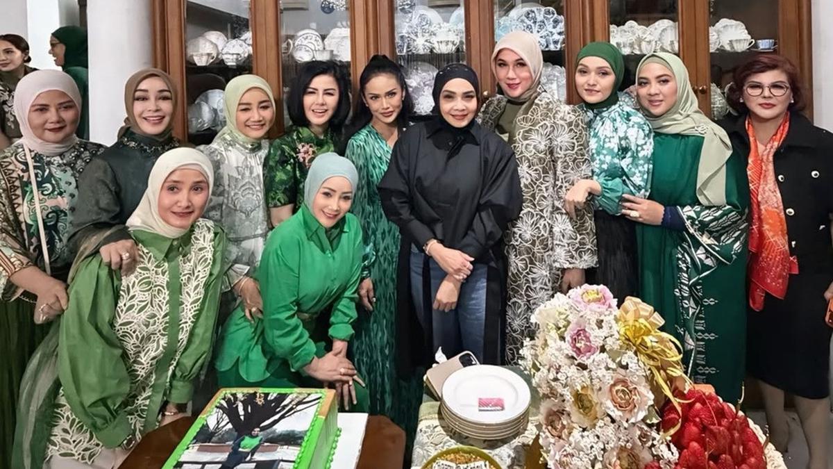 8 Dekorasi Acara Surprise Ultah Rieta Amilia, dari Hedge Wall hingga Meja Kue yang Bikin Takjub