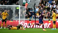 Bek Newcastle United asal Swiss #05, Fabian Schar, merayakan gol pertama tim saat pertandingan sepak bola Liga Premier Inggris antara Wolverhampton Wanderers dan Newcastle United di stadion Molineux di Wolverhampton, Inggris tengah, pada 15 September 2024. (JUSTIN TALLIS/AFP)