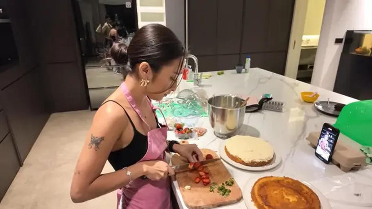 7 Potret Dapur Rumah Jennifer Coppen, Modern dengan Nuansa Hitam-Putih