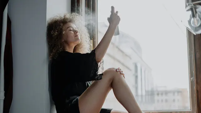 semprot parfum di kulit