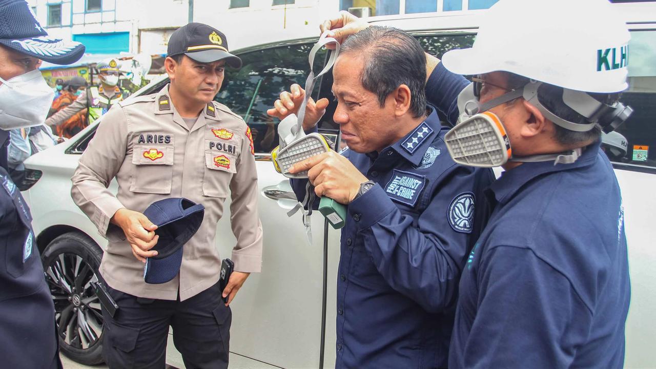 FOTO: KLH Segel Gudang Pestisida di Tangerang Selatan Terkait Pencemaran Sungai Cisadane