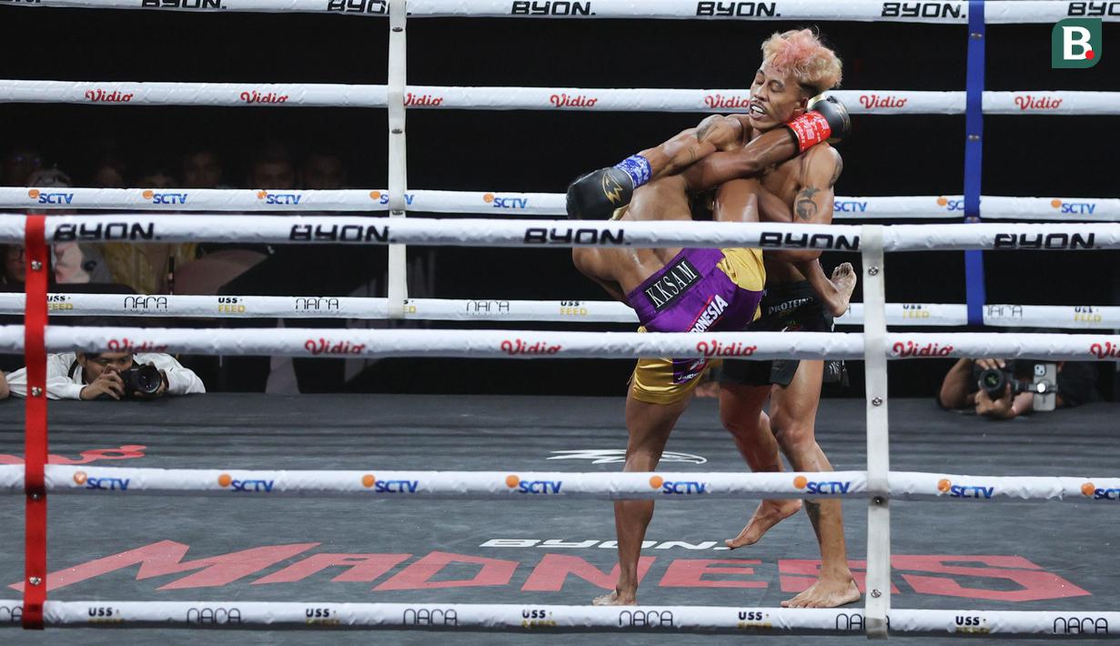 Kksam mendominasi dengan serangan bertubi-tubi hingga membuat Weerian berdarah pada ronde ketiga. (Bola.com/M Iqbal Ichsan)