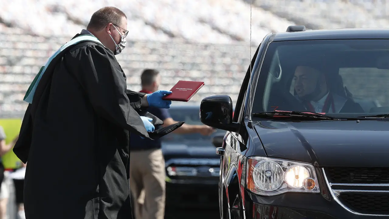 FOTO: Ribuan Mahasiswa Jalani Wisuda di Arena NASCAR