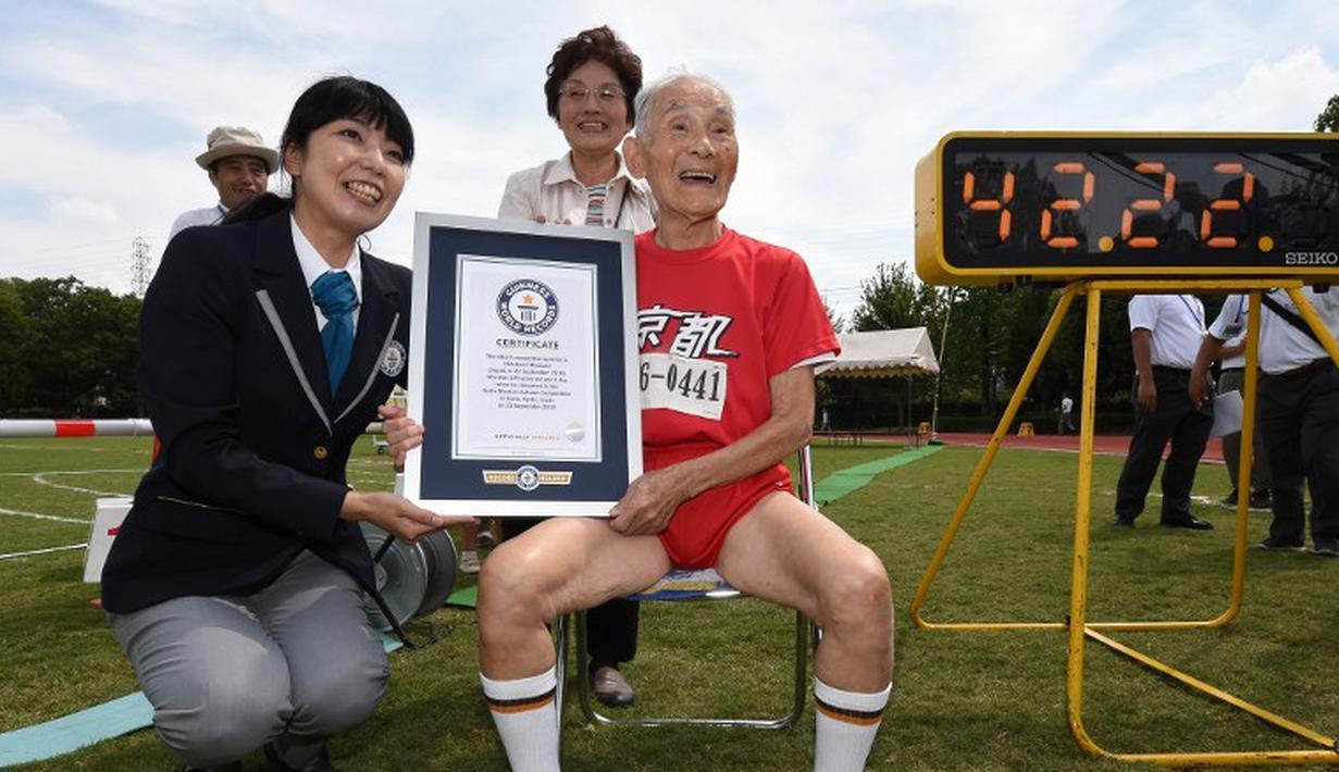 Hidekichi Miyazaki, 105 tahun, dinobatkan sebagai sprinter tertua di dunia oleh Guinness World Records setelah berlomba di nomor lari 100m Kyoto Masters Autumn Competiton di Kyoto, Jepang, Rabu (23/9/2015). (AFP Photo/Toru Yamanaka)