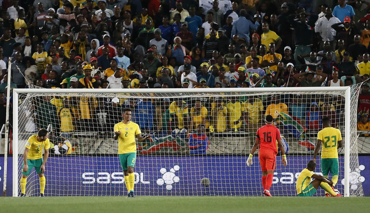 Pemain Afrika Selatan tampak kecewa usai takluk dari Senegal pada laga kualifikasi Piala Dunia 2018 di Stadion The Peter Mokaba, Jumat (10/11/2017). Senegal menang 2-0 atas Afrika Selatan. (AFP/Phill Magakoe)