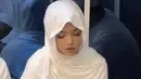 Fuji memilih mengenakan kerudung pashmina putih polos. Ia pun menata hijabnya dengan model hijab meleyot yang tengah tren saat ini. [@fuji_an]