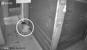 CCTV Ungkap Perilaku Aneh Wanita Berkali-kali BAB di Depan Ruko