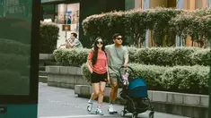 Dalam media sosial Instagramnya, Denny Caknan belakangan ini membagikan momen serunya jalan-jalan di Malaysia. Sambil mendorong kereta bayi yang digunakan oleh Baby Cunda, momen ini terlihat mencuri perhatian. Tampil mengenakan busana kasual, pasangan ini mendapat banyak pujian dari netizen. (Liputan6.com/IG/@denny_caknan)