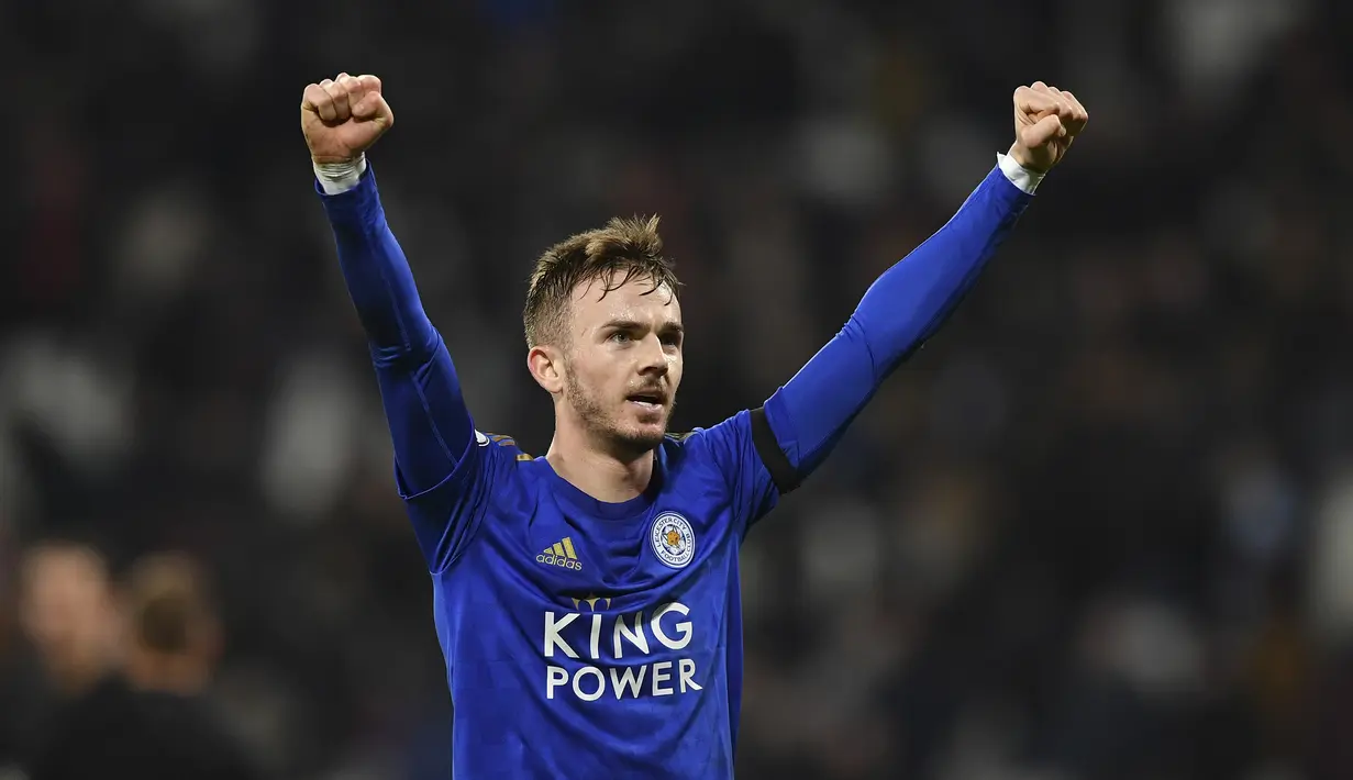 1. James Maddison - Gelandang berusia 23 tahun asal Inggris ini mampu membuktikan dirinya layak disebut sebagai salah satu gelandang tangguh di Premier League. James Maddison turut menyumbangkan 6 gol dan 3 assist dari 31 penampilannya bersama Leicester City di musim 2019/2020. (AFP/Ben Stansall)