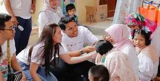 Kehadiran Aaliyah Massaid dan Thariq Halilintar di acara tersebut disambut dengan meriah. Keduanya pun begitu menikmati acara dengan berkenalan dan bercengkrama dengan teman-teman disablilitas Jendela Ibu. [Foto: Instagram @aaliyah.massaid]