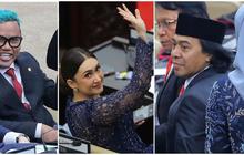 FOTO: Gaya Artis Dilantik Jadi Anggota DPR dan DPD RI: Uya Kuya Pamer Rambut Biru, Komeng Tampil Gondrong
