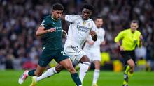 Pemain Manchester City, Matheus Nunes (kiri), berebut bola dengan pemain Real Madrid Aurelien Tchouameni dalam laga Liga Champions di Madrid, Spanyol, Kamis, (11/12/2025). (AP Photo/Manu Fernandez)