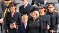 (kiri ke kanan) Putri Wales Kate Middleton, Putri Charlotte, Pangeran George, Permaisuri Camilla, Duchess of Sussex Meghan Markle, dan Putri Beatrice saat prosesi pemakaman Ratu Elizabeth II di Westminster Abbey, London, Inggris, 19 September 2022. Dalam beberapa kesempatan, Kate Middleton dan Meghan Markle terlihat saling berjauhan. (AP Photo/Martin Meissner, Pool)