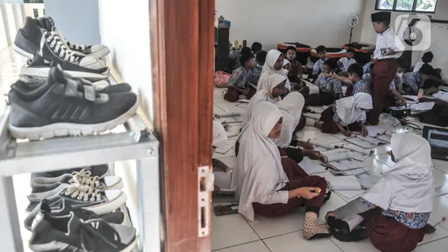 Duka Murid Belajar Tanpa Meja dan Kursi di SDN Mekarsari 05
