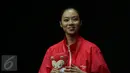 Atlet wushu Indonesia, Lindswell Kwok tersenyum jelang pengalungan medali SEA Games 2015 di SingaporeExpo, Singapura, Senin (8/6/2015). Lindswell berhasil meraih emas di nomor pedang TaijiJian dengan nilai 9.73 poin. (Liputan6.com/Helmi Fithriansyah)