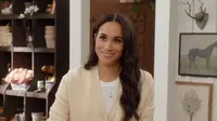 Meghan Markle Diduga Kirim Pesan Tersembunyi untuk Kerajaan Inggris Lewat Gaya Busana Barunya