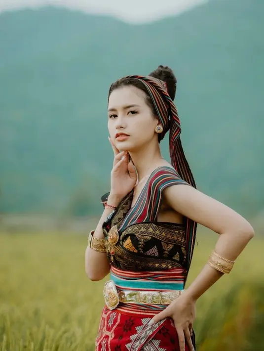 Terbaru adalah penampilannya saat memakai baju tradisional NTB. Senyum manis Sarah Menzel pun curi perhatian netizen. (Instagram/sarah_menzel).