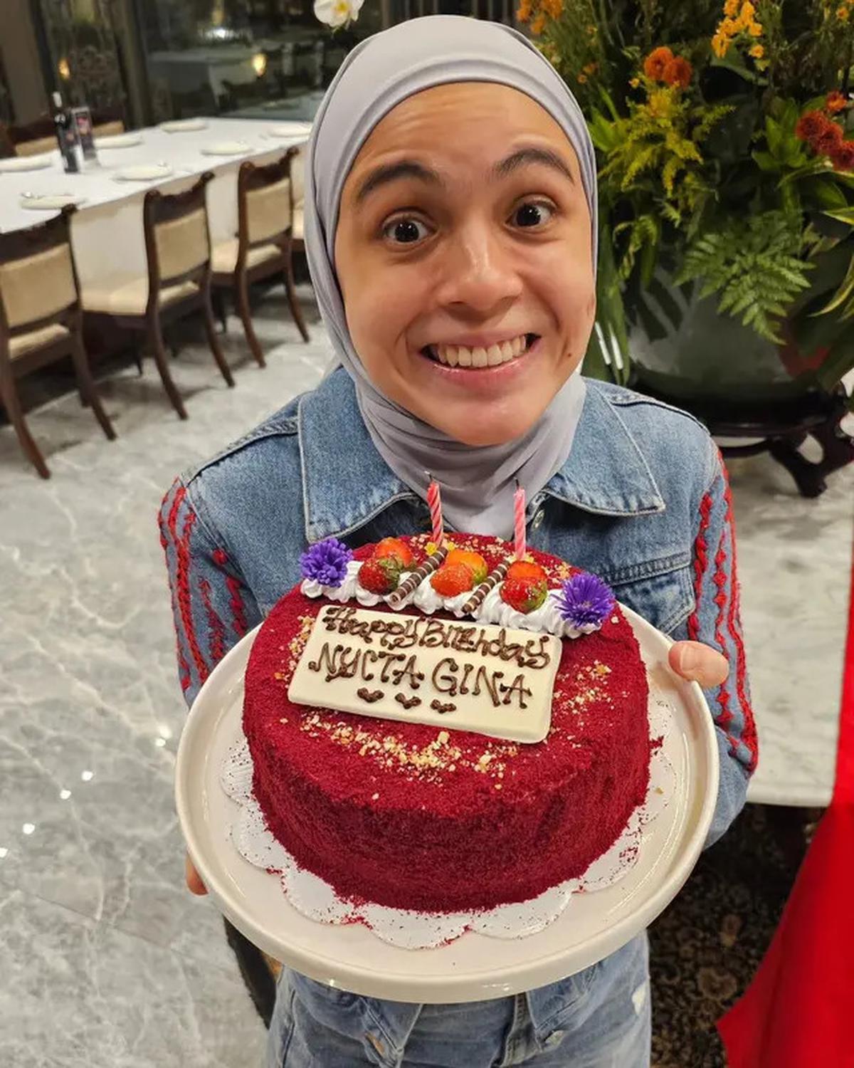 8 Potret Nycta Gina Rayakan Ultah Sederhana, Awet Muda di Usia 40 Tahun