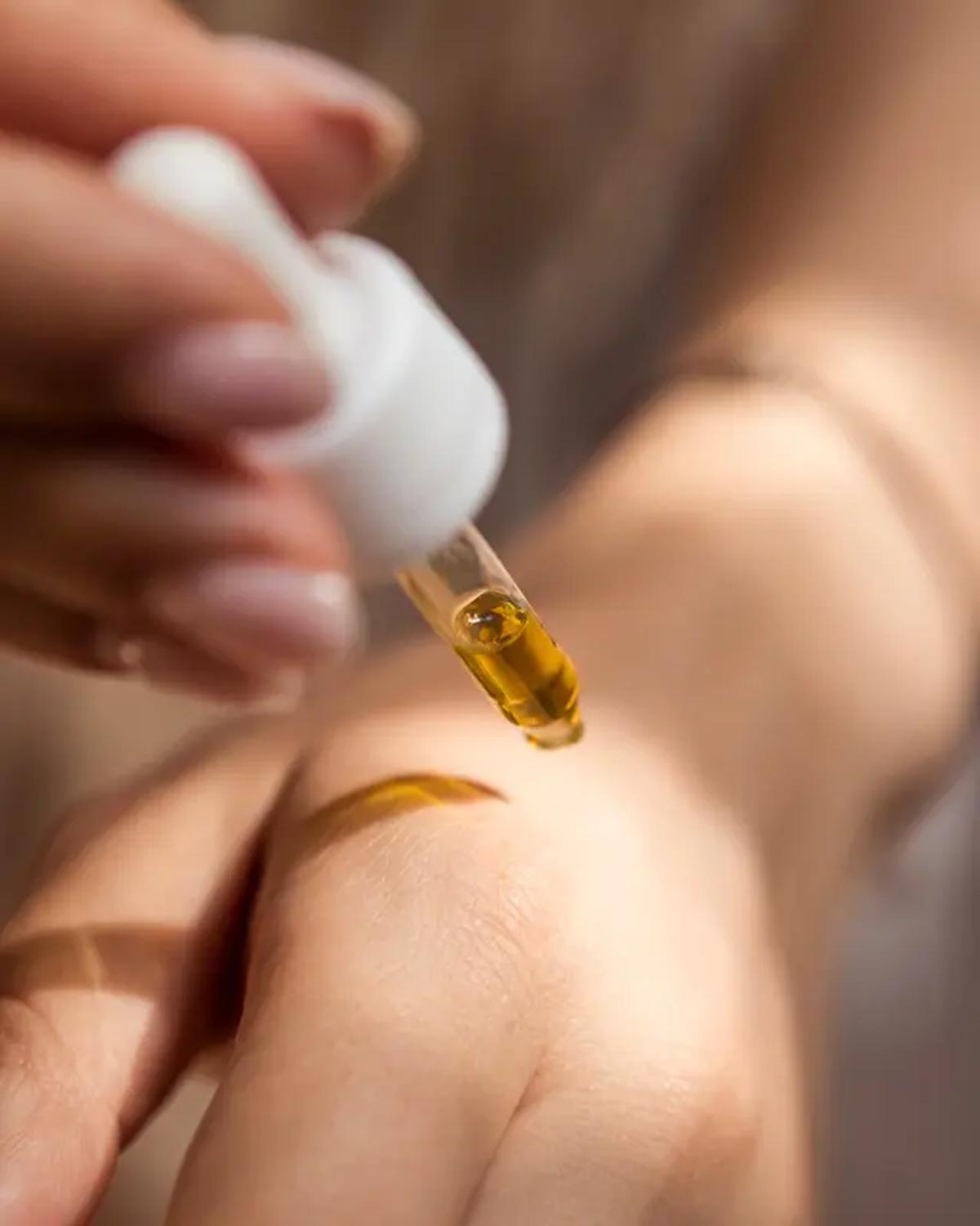 Ilustrasi serum sebagai salah satu produk dalam rangkaian skincare harian. (dok. unsplash/Enecta Cannabis extracts)