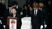 Kakak Jonghyun SHINee tak bisa menyembunyikan duka saat pelepasan jenazah sang adik menuju tempat pemakaman dari Asan Hospital, Seoul, Kamis (21/12). Keluarga dan teman-teman dekat mengantar Jonghyun ke tempat peristirahatan terakhir. (AP/Ahn Young-joon)