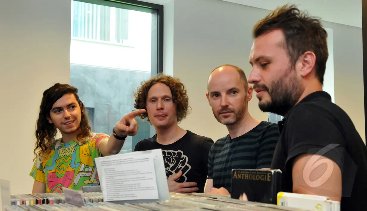 Manceau, band asal Francis, seusai ditemui di Institut Francis Indonesia (IFI) di kawasan Thamrin, Jakarta (15/5/2015). Band ini beranggotakan Julien, Sam, François, dan Vincent. (Liputan6.com/Panji Diksana)