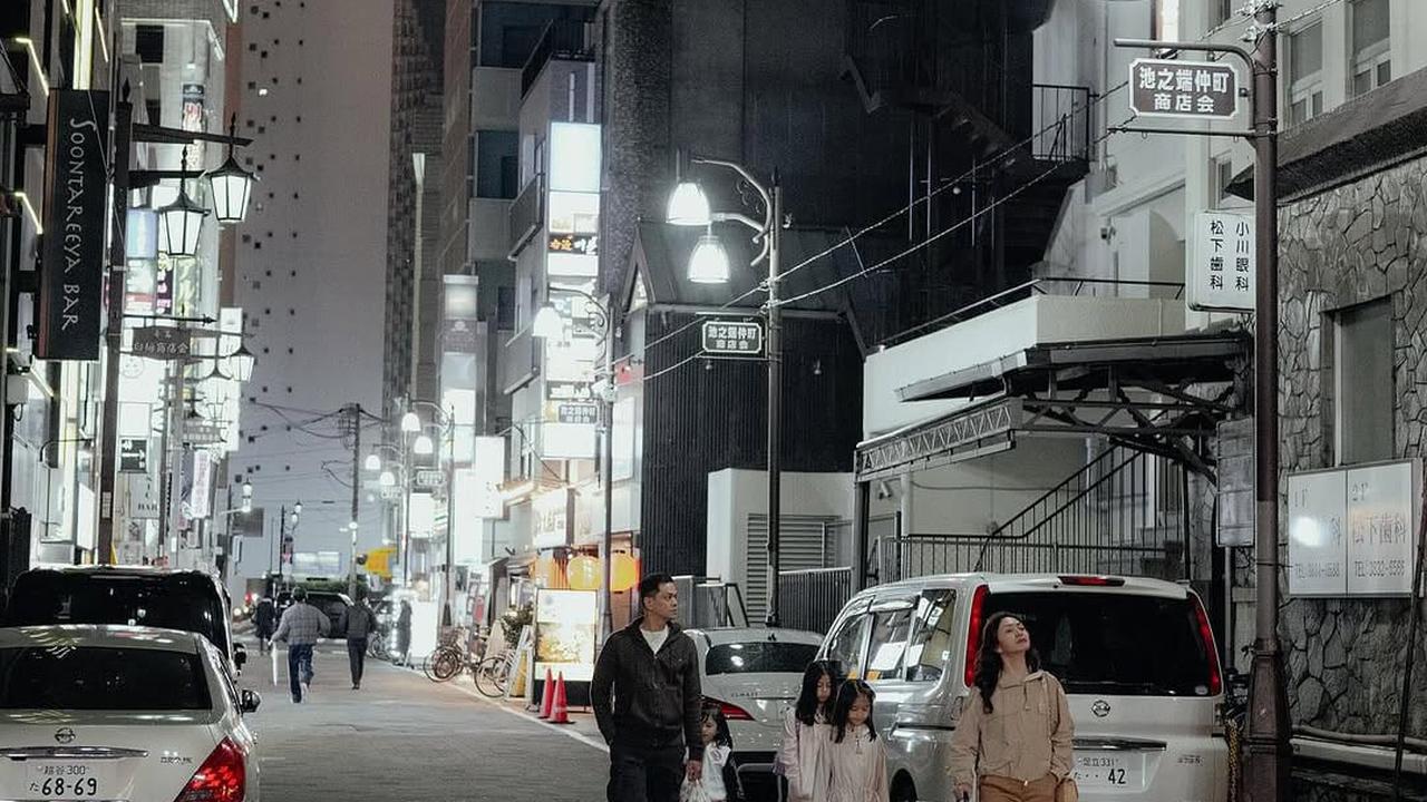 Potret Keluarga Surya Insomnia Liburan ke Jepang Setelah Lebaran, Kunjungi Sanrio Puroland
