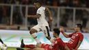 Gelandang Madura United, David Laly, berebut bola dengan pemain Persija Jakarta pada laga Shopee Liga 1 di SUGBK, Jakarta, Jumat (13/12). Persija menang 4-0 atas Madura. (Bola.com/Yoppy Renato)