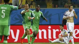 Pemain depan Nigeria, Peter Odemwingie (kedua dari kiri) sukses menjebol gawang Bosnia saat berlaga di penyisihan Piala Dunia 2014 Grup F di Stadion Pantanal, Cuiaba, Brasil, (22/6/2014). (REUTERS/Eric Gaillard)