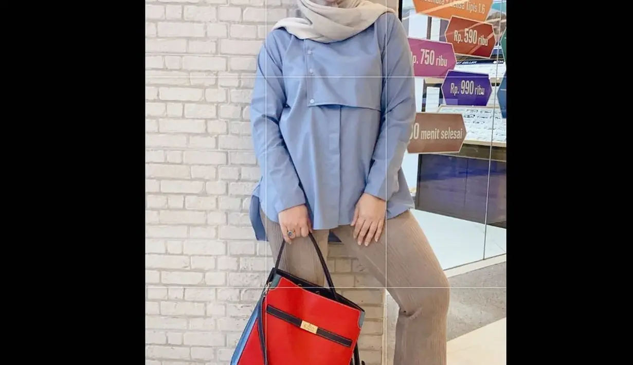 <p>Kenakan blus warna biru muda, dipadu celana panjang coklat dan hijab putih, gaya Aldila makin kece sambil tenteng tas Tory Burch Lee Radziwill Double Bag yang harganya jutaan rupiah.</p>