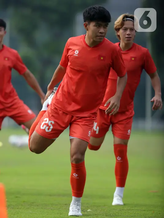 Dalam sesi latihan, seluruh tim terlihat berusaha mengembalikan semangat mencetak gol agar siap menghadapi pertandingan terakhir. (Liputan6.com/Helmi Fithriansyah)