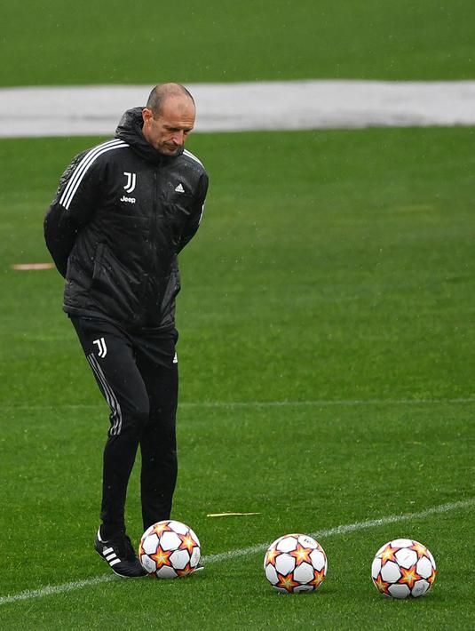Pelatih Juventus Massimiliano Allegri menghadiri sesi latihan jelang menghadapi Zenit St. Petersburg pada pertandingan sepak bola Liga Champions di tempat latihan Continassa, Turin, Italia, 1 November 2021. (Isabella BONOTTO/AFP)