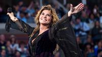  Shania Twain saat tampil pada pembukaan turnamen tenis AS Terbuka di  USTA Billie Jean King National Tennis Center, New York (28/8). Penyanyi 52 tahun ini tampil cantik dan seksi dengan gaun berwarna hitam dan ungu. (Photo by Charles Sykes/Invision/AP)
