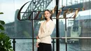 Saat hadiri acara Cartier di Sidney, Nong Poy tampil manis dengan tweed blazer yang dipadukan dengan rok tulle panjang. Penampilan ala Lady Boss ini ditutup dengan J'Adior Slingback Pump dengan warna hitam putih. [@poydtreechada]