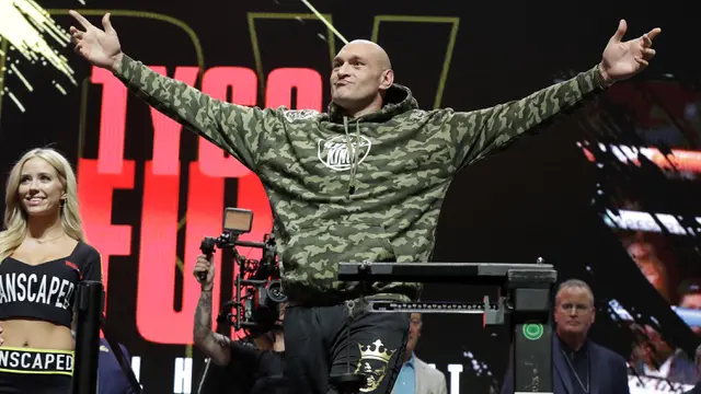 Tyson Fury dan Deontay Wilder Saling Ejek Saat Timbang Badan